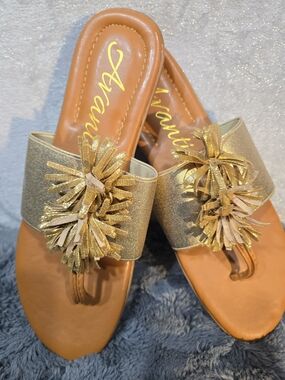 Avanti 1973 Chic Gold Floral Burst Women's Slider Sandals Sz 9